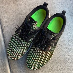 Used Nike Roshe Flyknit Multicolor in sz 9